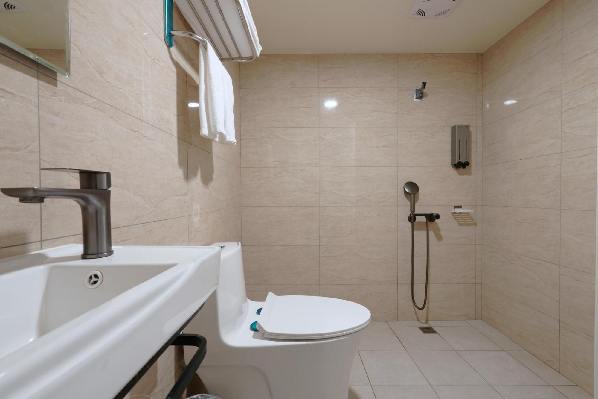Yilan 可青大飯店grand Ke-Cing Hotel מראה חיצוני תמונה